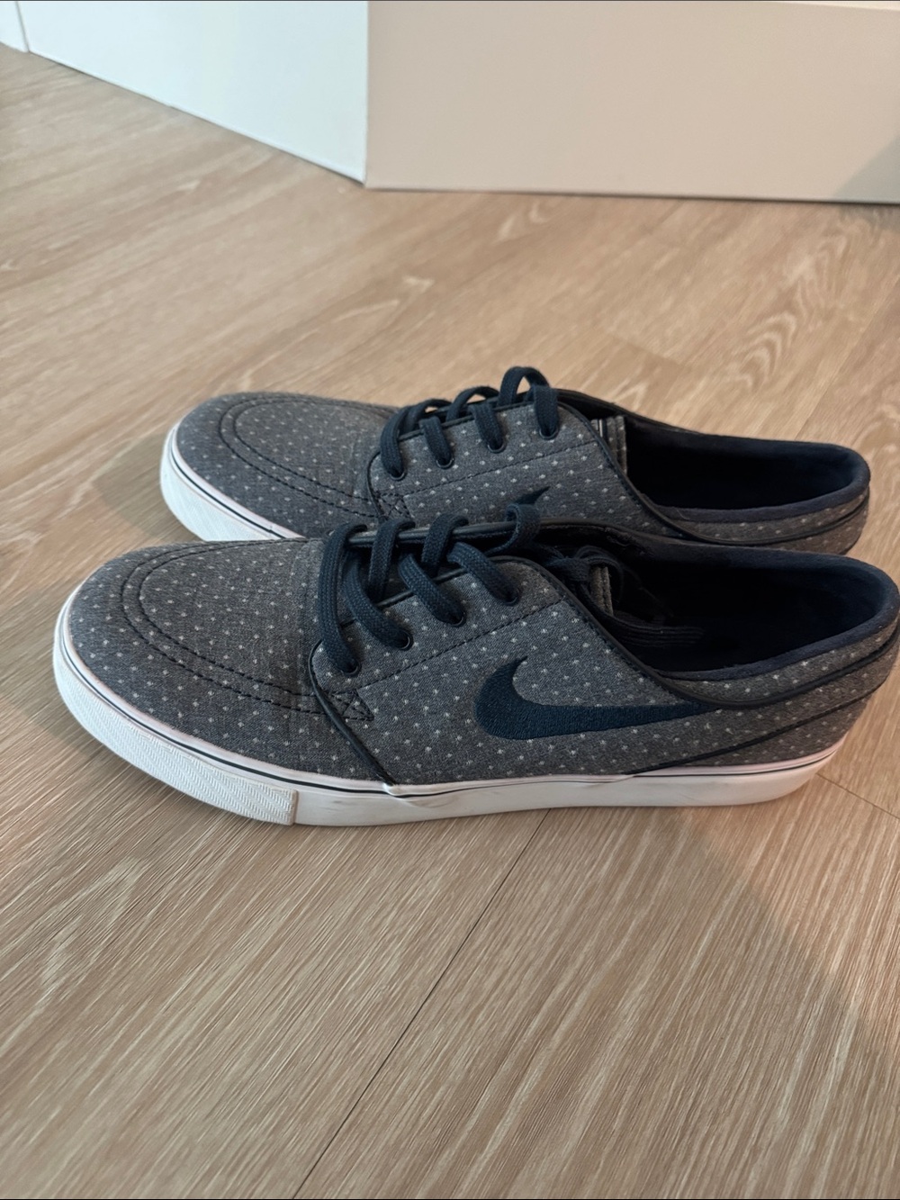 Nike Men’s Gray Polka-Dot Low-Top Sneakers